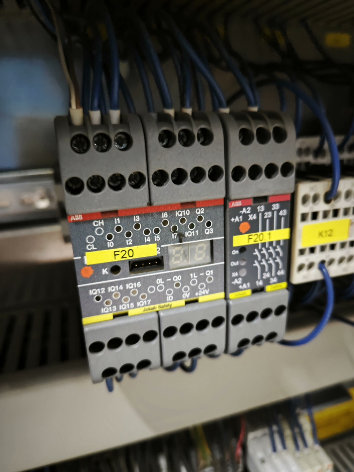 ABB安全继电器ABB安全继电器2TLA020070R460