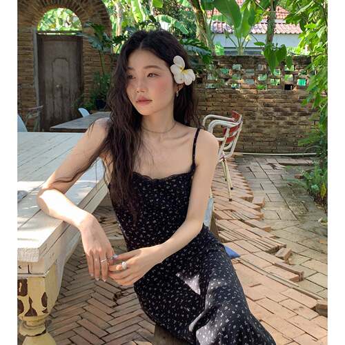 觅定法式黑色碎花吊带连衣裙女夏季2026新款绝美巨好看度假长裙子