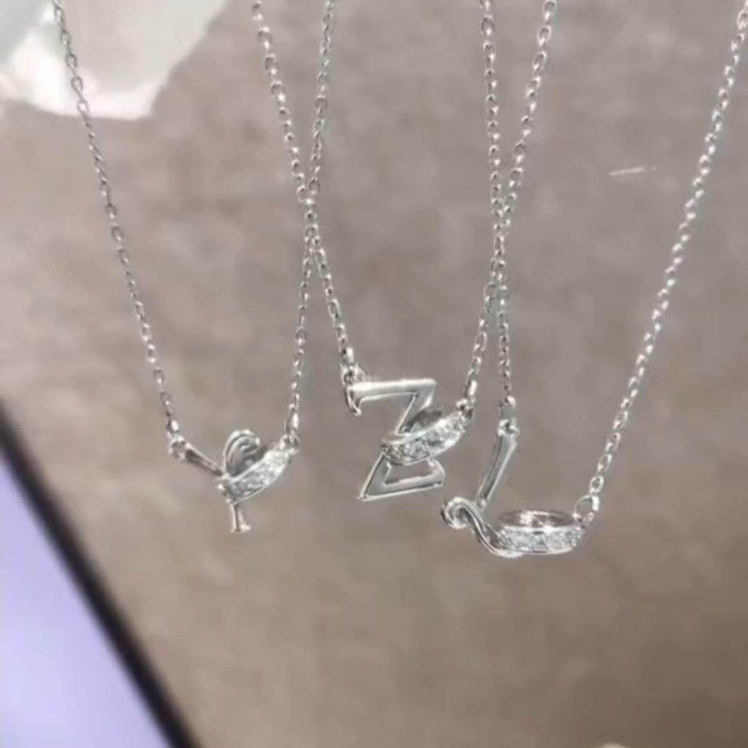 字母项链女款轻奢小众高级感长款情侣一男一女名字首字母挂件饰品