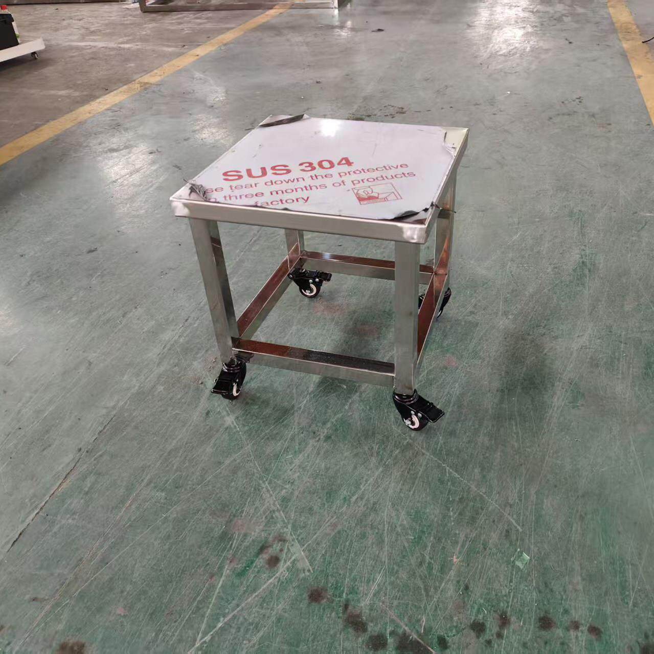 订做304不锈钢桌子带煞车滑轮单层双层工作台车间操作台带调节脚