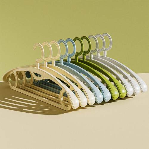 Thick and reinforced rotating plastic hangers for home close