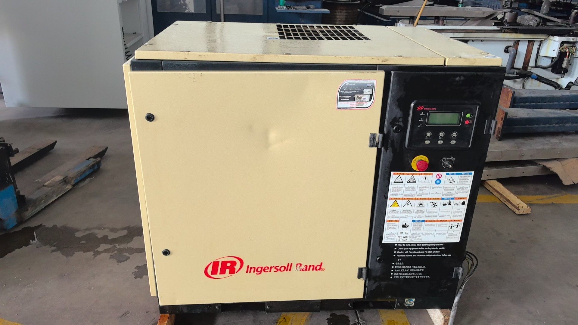 英格索兰EW5-22-14空压机一台，功率22KW,产气量2