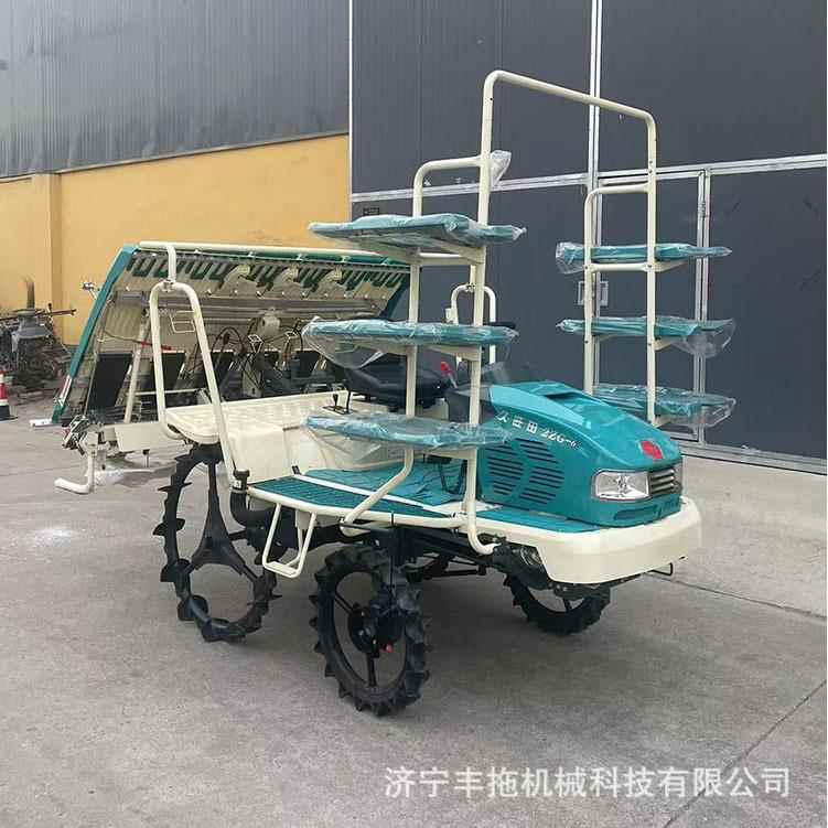 乘坐式插秧机行距株距标准统一方向盘手柄操控灵活不用复杂培训
