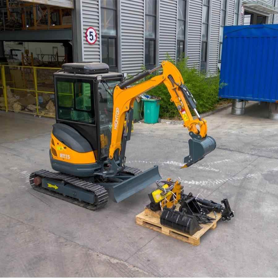 出口巴西HT25微型掘机带驾室履式挖土机多驶功能2.带5吨UGM挖掘挖