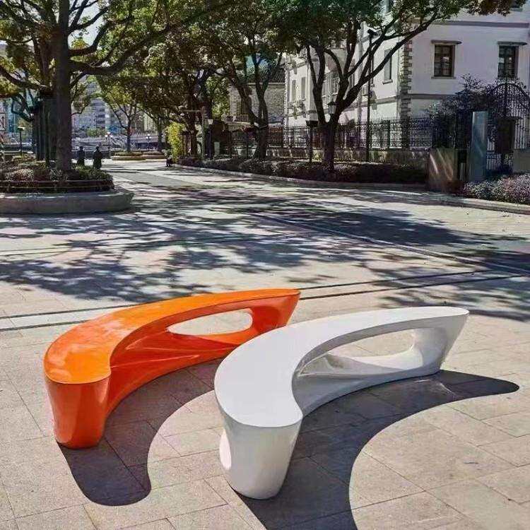 玻璃钢休闲座椅商场月亮造型长凳机场环形长条座椅弧形公园椅厂家