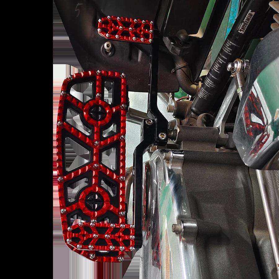 改装双拼色前置脚踏板适用哈雷路王滑翔旅行车系安装铝合金踏板