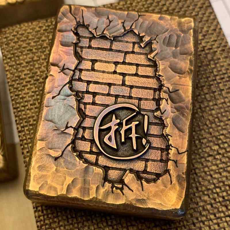 高档zor古ro佐罗新品黄盔甲刀痕旧男铜士个性打火机覆煤油刀做刻