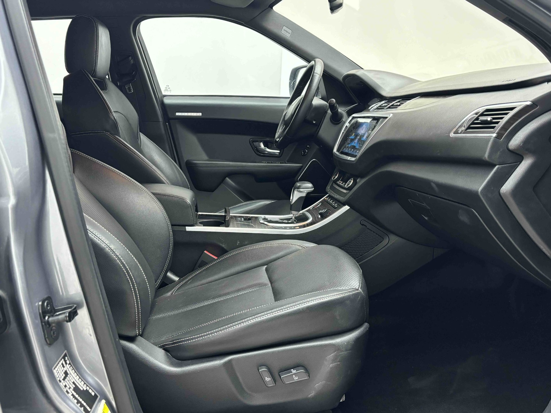 2018 Landwind X7 rear view
