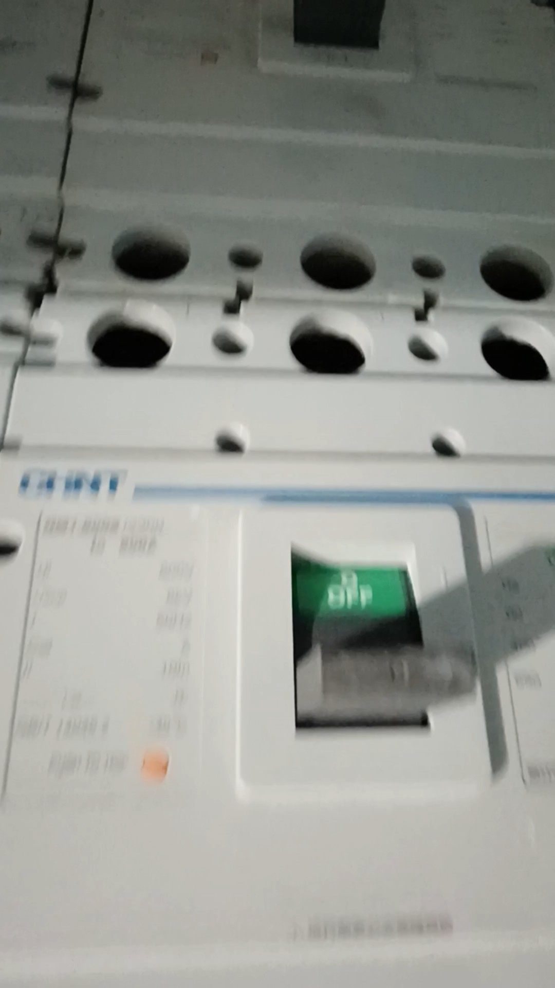 正泰蓝标800A断路器七台，正泰白标800A断路器一台，白标