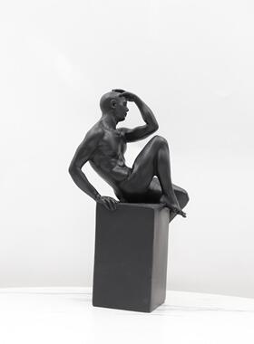 现代约黑色象人像摸头人雕塑抽摆件样板房售楼简处玄关坐姿人物饰