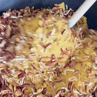 铁锅炒红枣陈皮姜米茶 烤焦枣小米姜丝泡水喝 紫苏姜茶祛调理湿寒