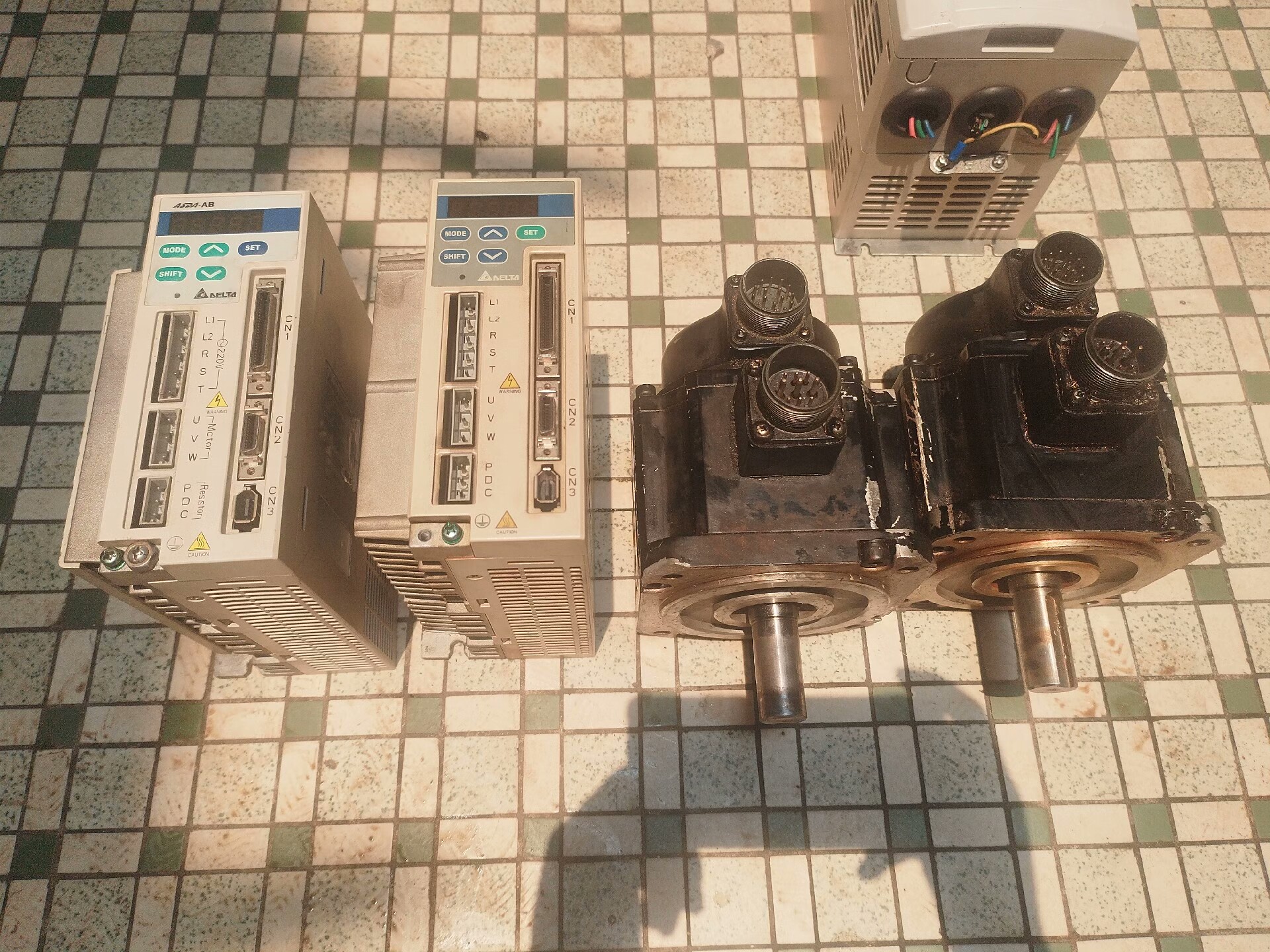 台达伺服驱动器1kw两套