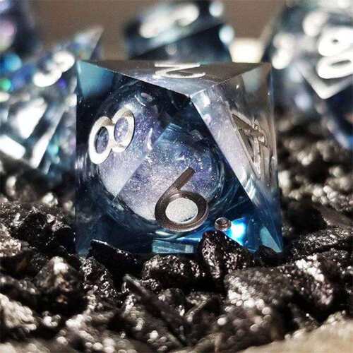 2022跨境爆款Winter Souls 液体核心锐变多面体骰子树脂工艺品