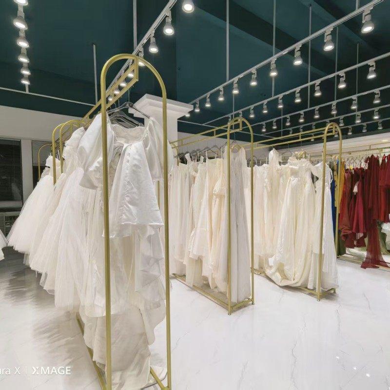 金色婚纱店展示架影楼礼服秀禾服挂衣架落地式拖尾婚纱专用货架