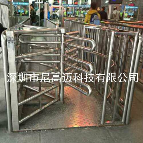 广州火车站入口排队单向门，半高十字梳状单限旋转闸道，单项滚栅