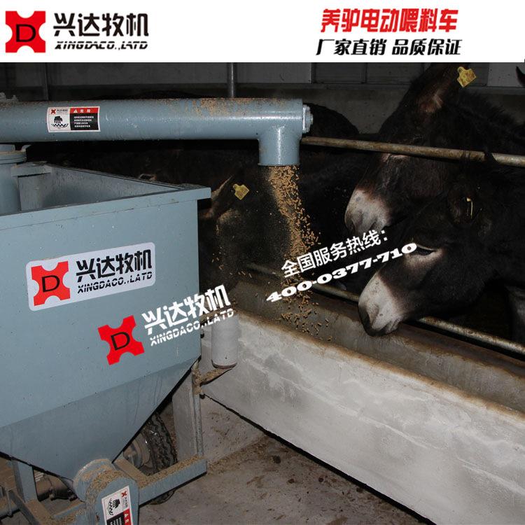 驴场电动喂料机小型喂驴饲料车驴场喂料手推车牧机