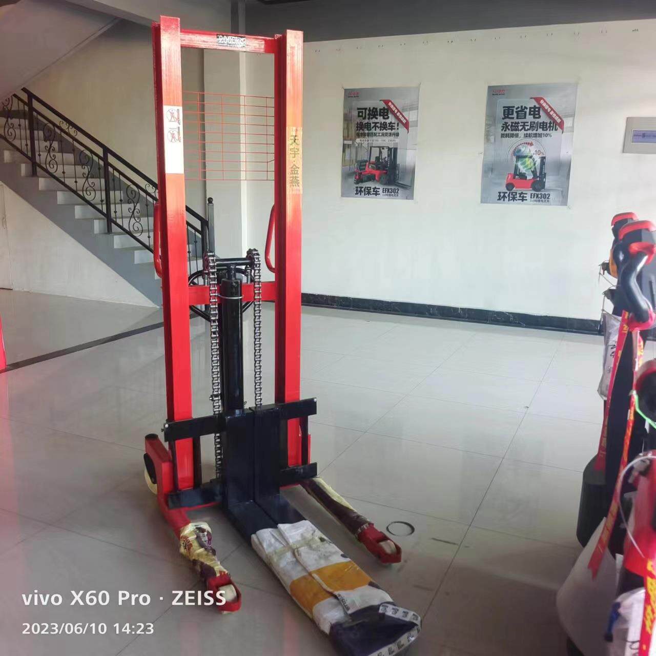 手动液压叉车2吨1吨小型仓库托盘半电动堆垛装卸液压升降堆高铲车