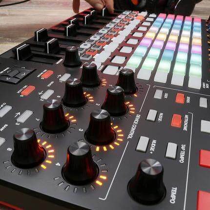 AKAI雅家APC40 MKII MIDI控制器VJ控制台打击垫DJ键盘MK2打碟机