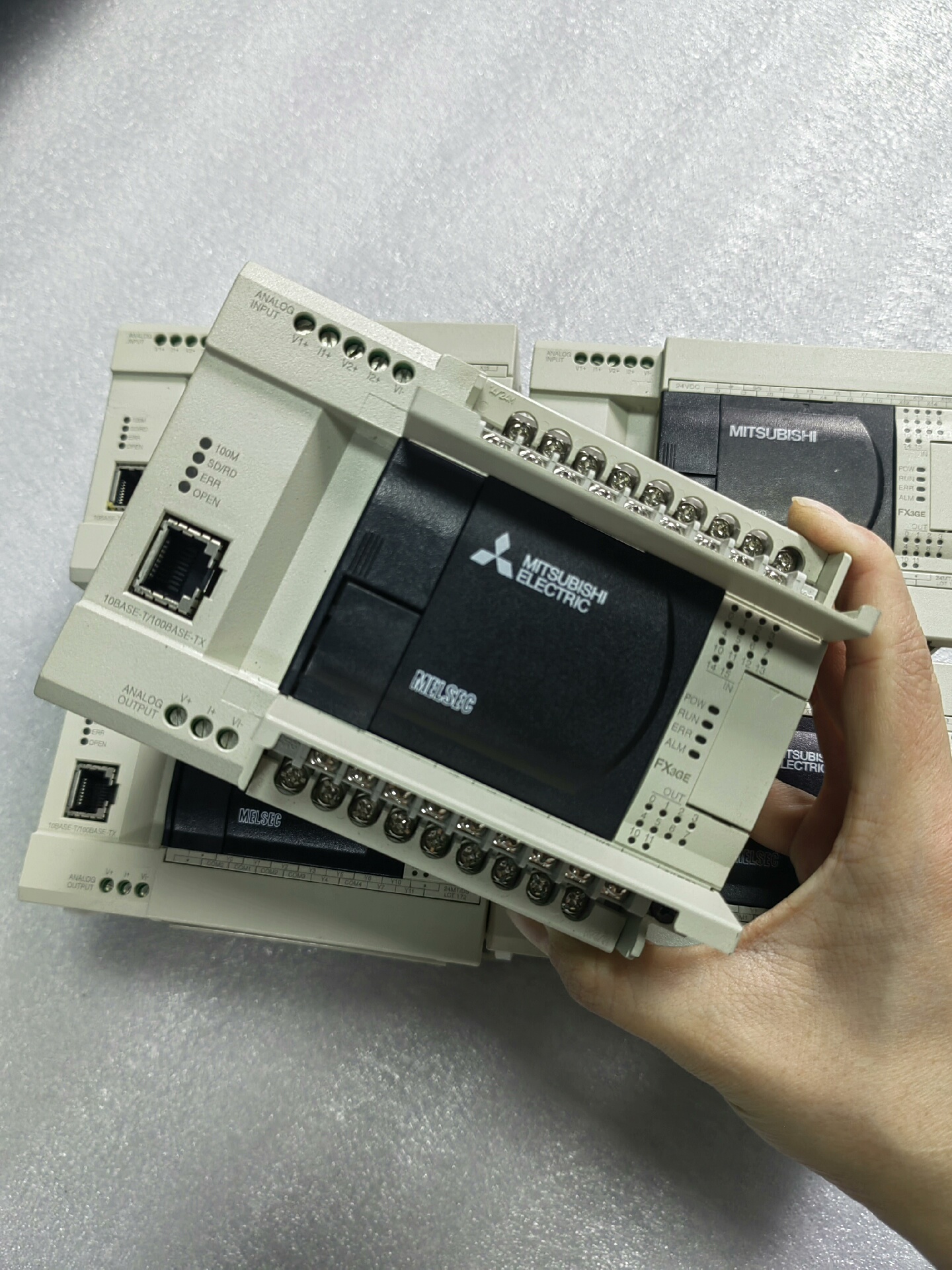 原装三菱PLC，型号FX3GE-24MT/DS。原装正品拆机