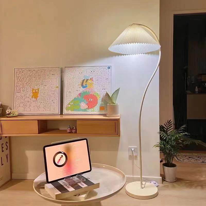 奶油风落地灯百褶灯罩书房灯复古客厅卧室立式台灯网红氛围地灯