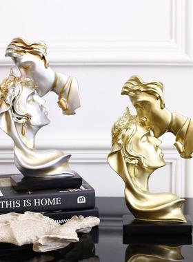 2025新款电视柜摆件高级感小众创意抽象艺术情侣客厅酒柜书房装饰