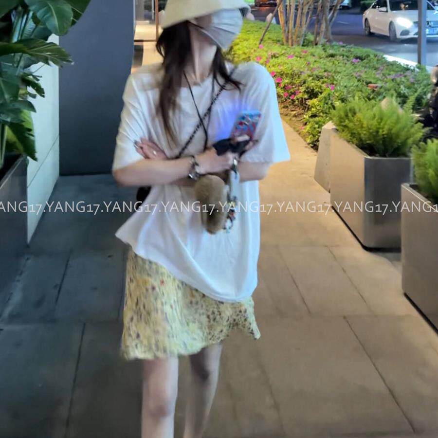 杨十七 夏日“神奇碎花裙”斜裁人网版印刷花弹力腰短款半身裙