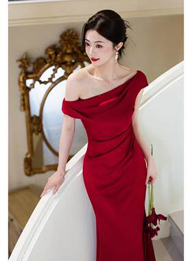 缎面敬酒服新娘2026新款酒红色晨袍斜肩结婚订婚晚礼服答谢宴便装