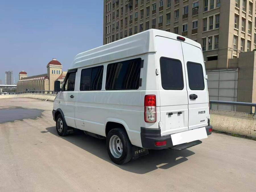 4月19日武汉市21年上牌依维柯得意小型客车2.5T柴油蓝牌后双胎非营运无报废年限手续齐全正常过户网络拍卖公告