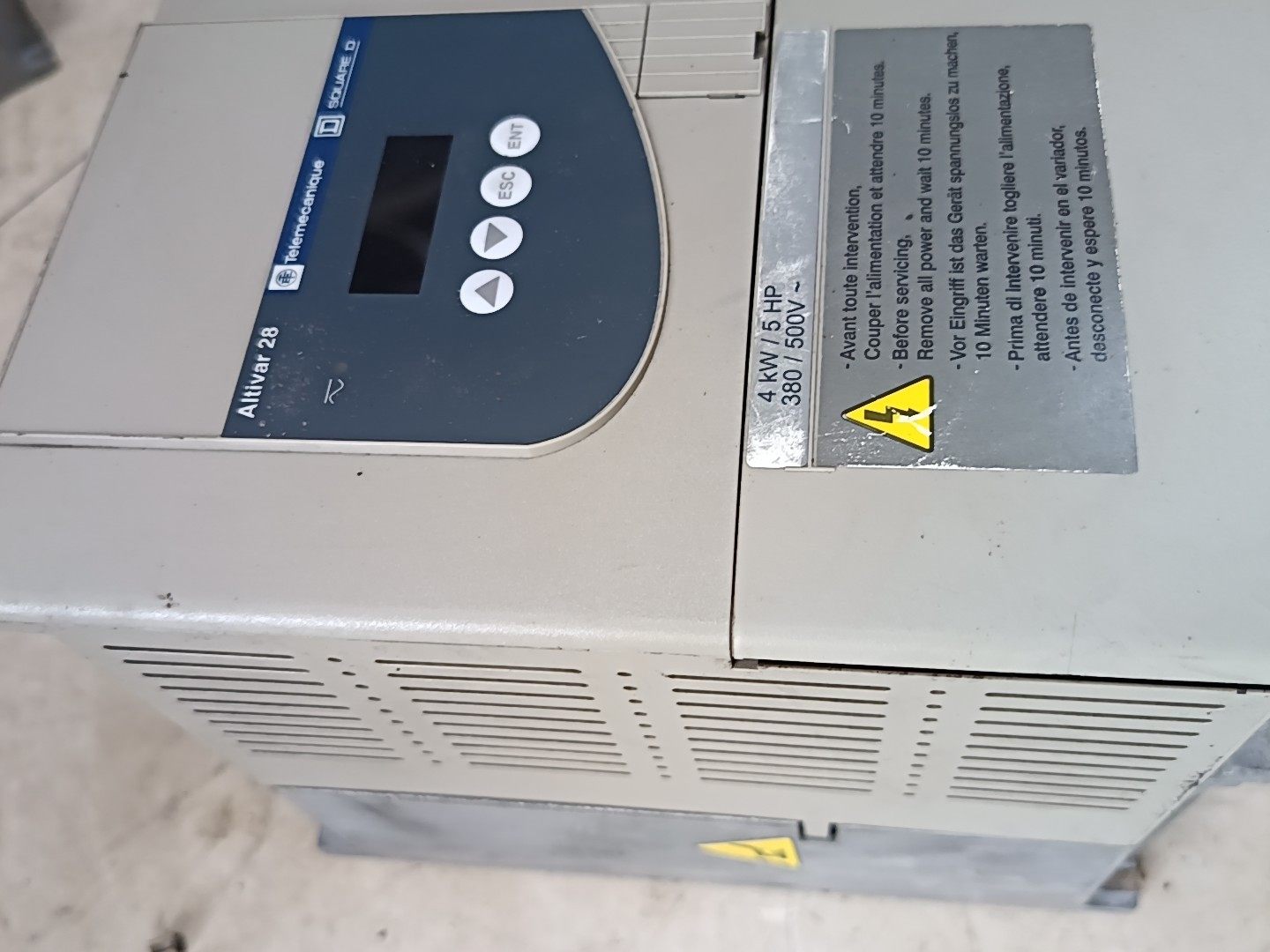 施耐德变频器，ATV28HU72N4.功率4KW，实物图，测