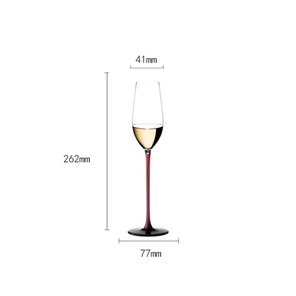 正品采购产品红葡领色干，黑色背景，波尔多红葡萄酒玻璃，勃艮第