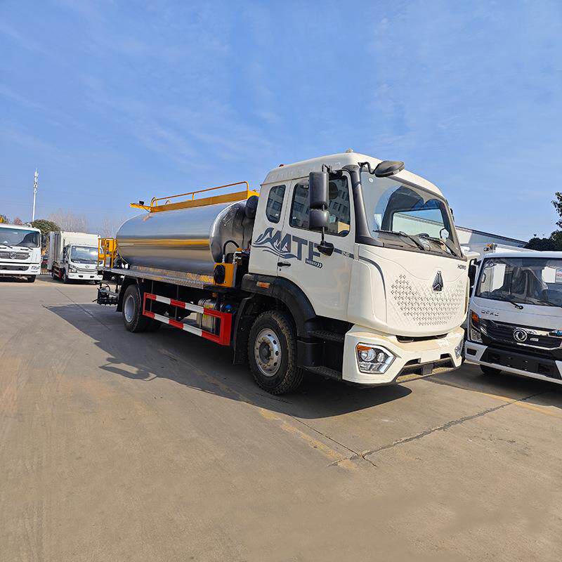HOWO沥青摊铺卡车 公路养护中的沥青罩面 喷洒 作业自动化