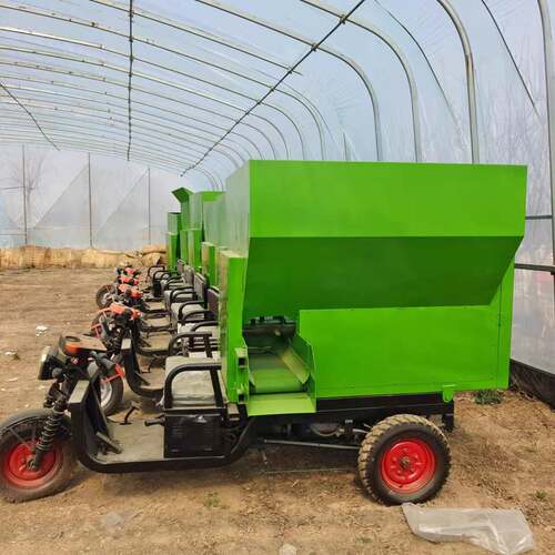 牛羊圈舍通道喂料车电动环保型畜牧养殖喂料车小型电动撒料车