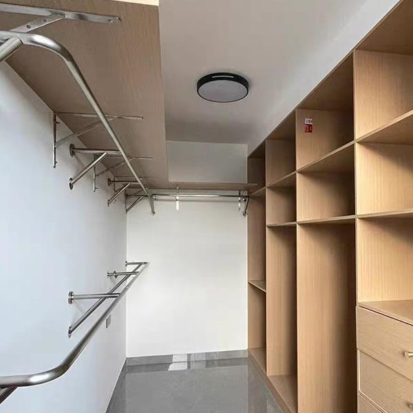 步入式衣帽间卧室上墙转角不锈钢挂衣架子金属衣柜双层开放式衣橱