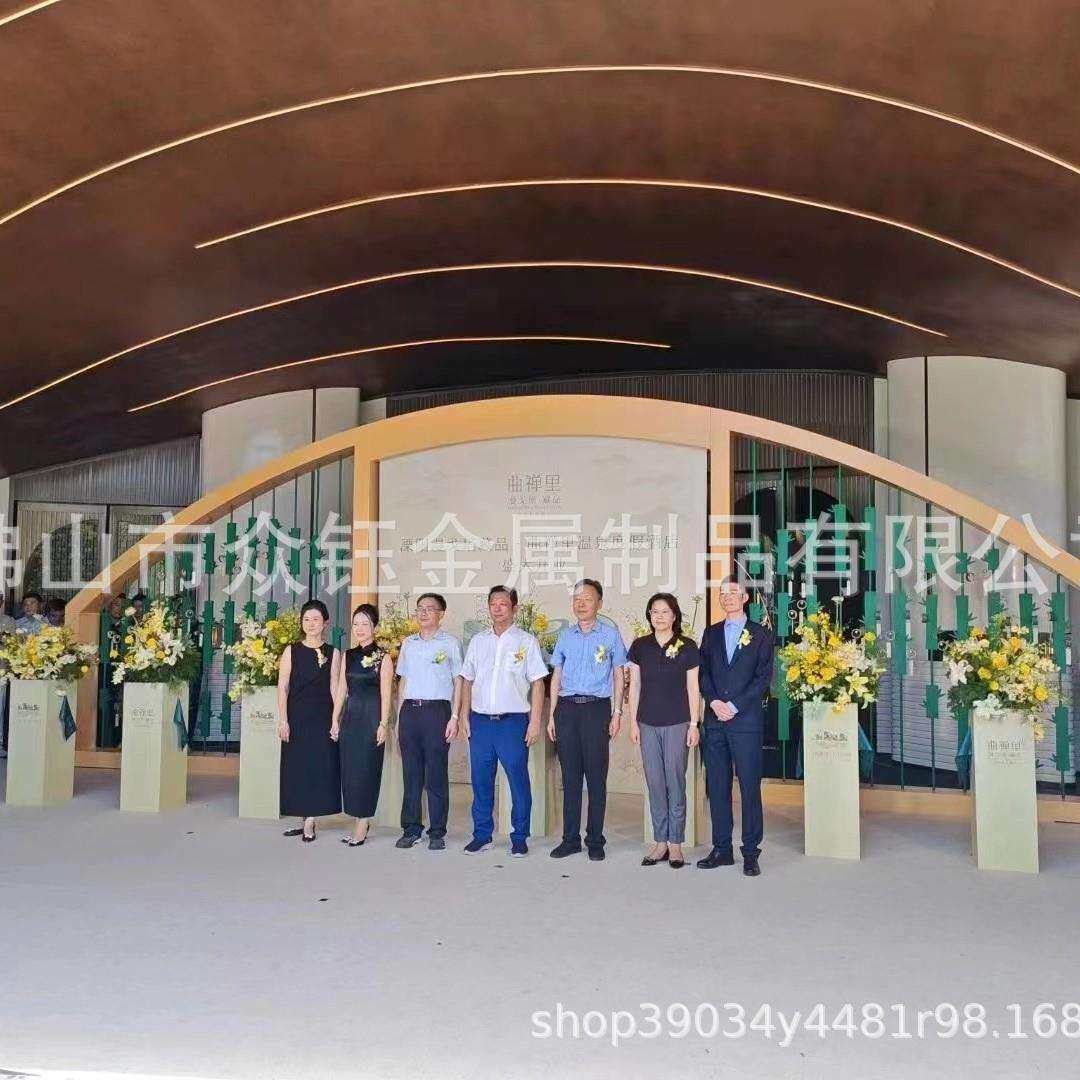 溧阳古香古色度假酒店双曲面异型仿铜不锈钢大门艺术与奢华的交融