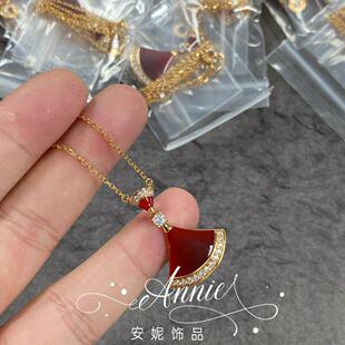 小扇形裙子项链镀18k铂玫瑰金白贝母满钻红吊坠小蛮腰弹簧高级感