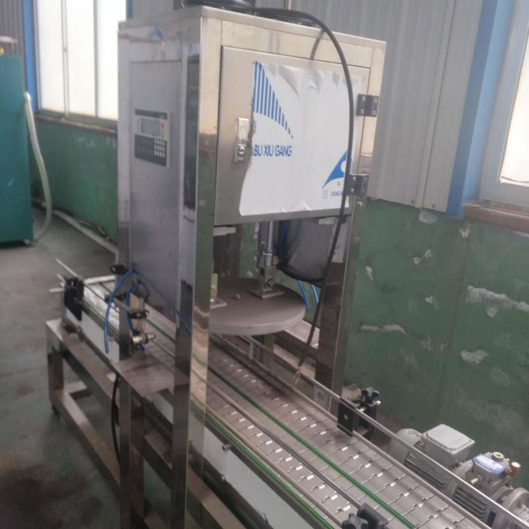 供应中桶压盖机润滑油塑料桶防冻液桶全自动封口机品质保证