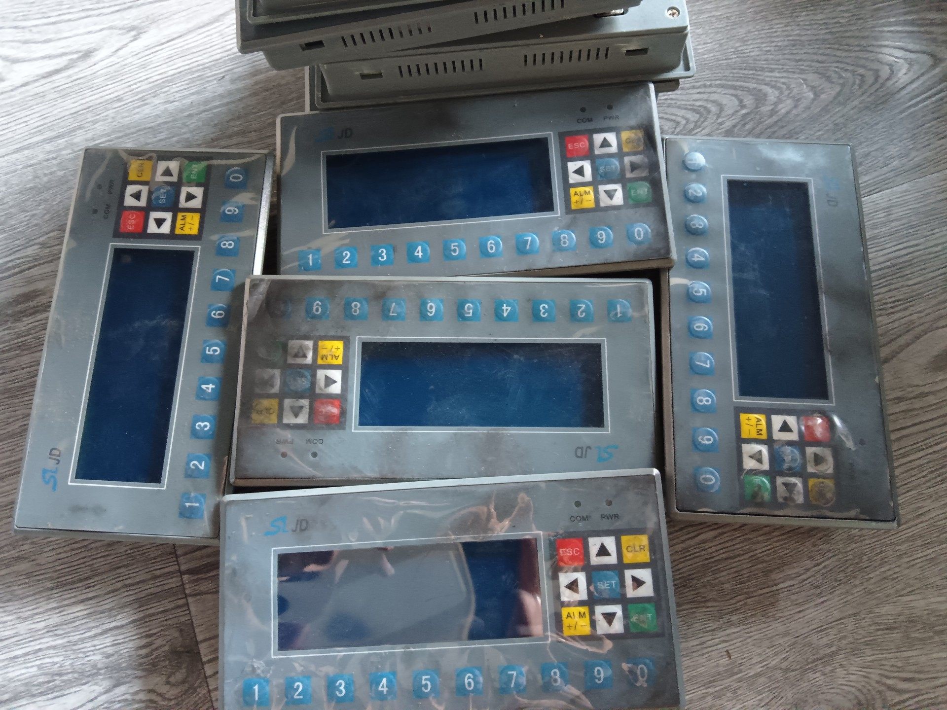 MD306L，三凌文本显示屏，膜有点脏，膜撕掉就不脏了，功能