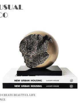 现代简单的青铜几何球饰品书籍重量模型房售楼处，书房，客厅软装