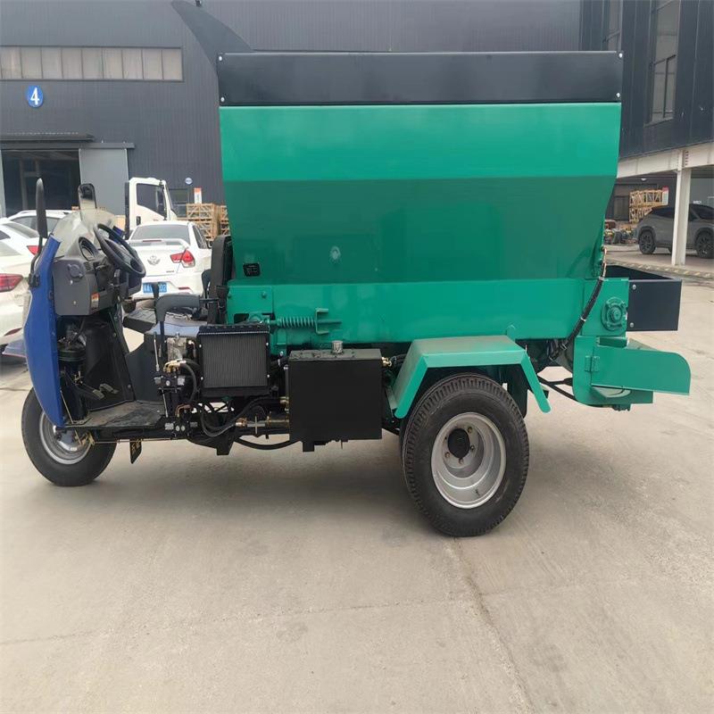 牛羊粪均匀抛撒车 撒粪车工作视频 三轮车载式撒肥车操作简介