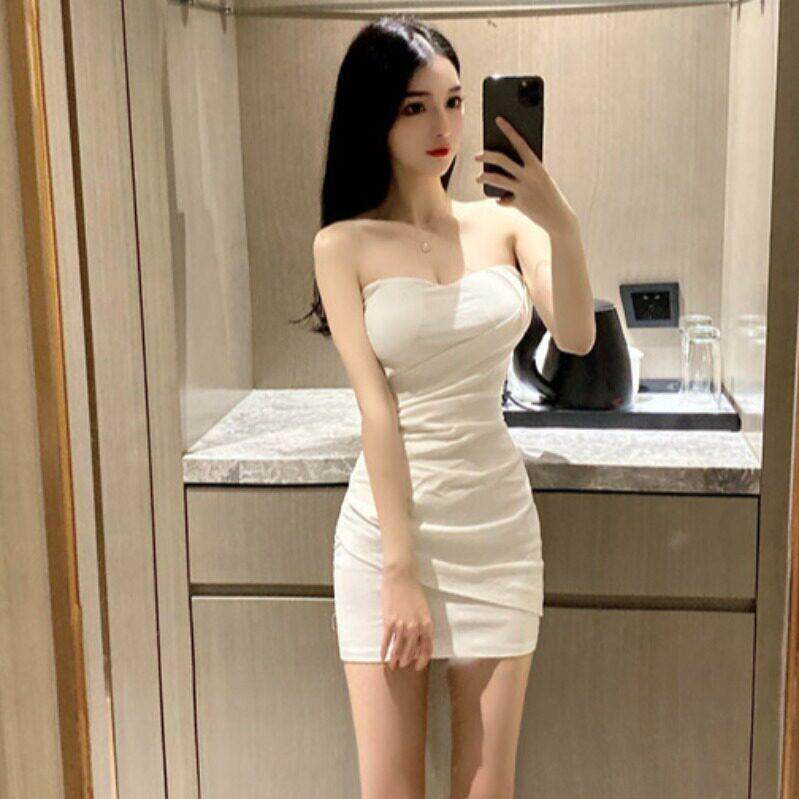 白色抹胸小礼裙低胸带胸垫皱褶显瘦性感露肩背紧身包臀内搭连衣裙