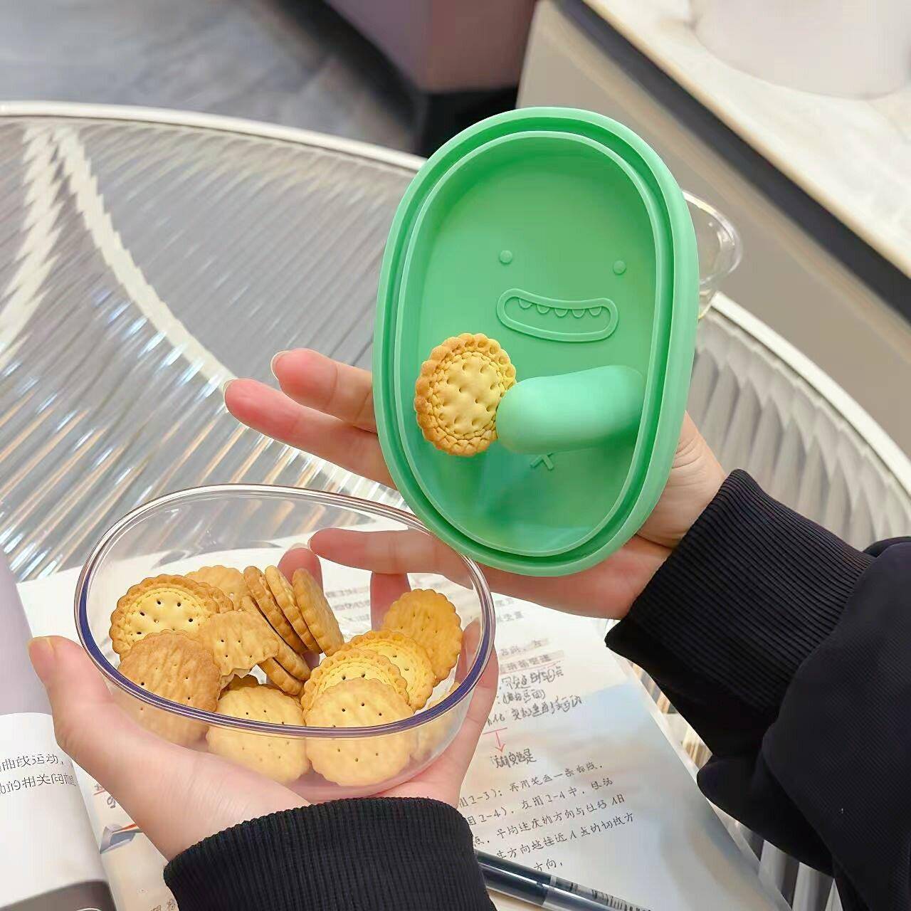 不脏手零食收纳盒无碎屑取零食饼干盒外出便携密封防潮水果保鲜盒