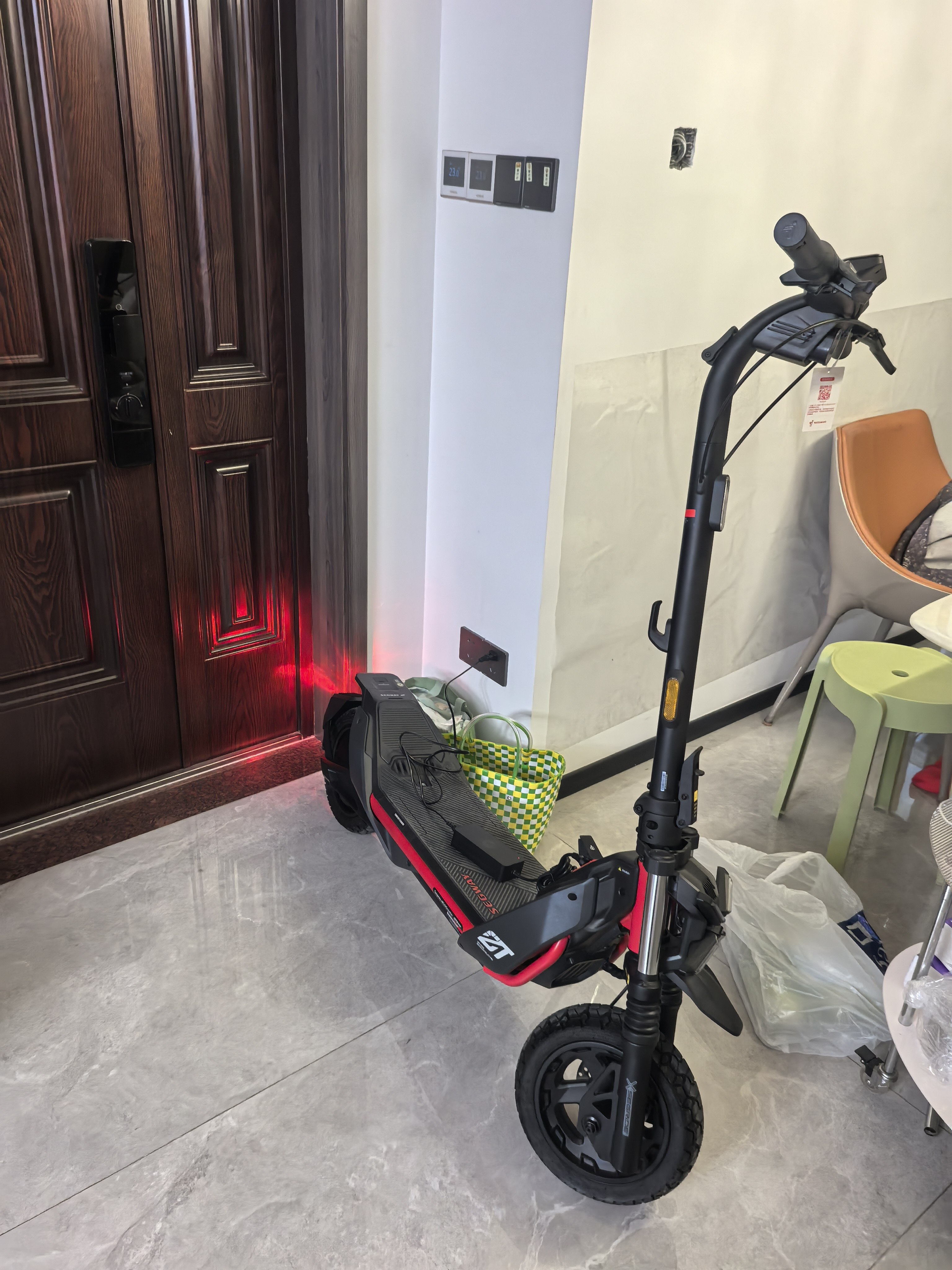 Электросамокат Ninebot ZT3 Pro: 1600 Вт пиковая мощность, 32 км запас хода, внедорожная амортизация, интеллектуальная система TCS, Apple Find My. Идеален для города и бездорожья. photo review