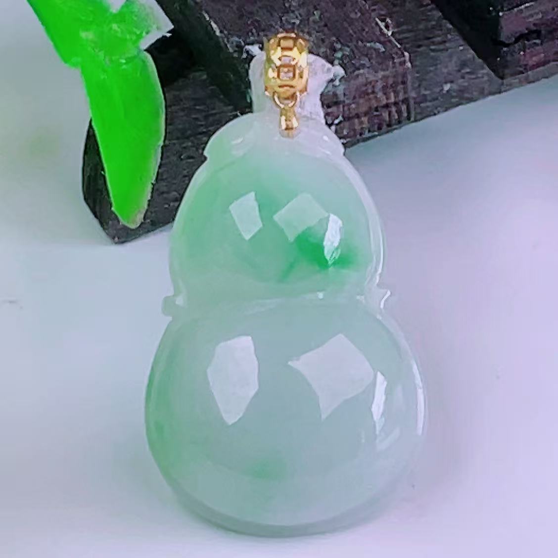 缅甸天然正品翡翠18k金扣头冰飘满绿花高端精品闪拍葫芦玉石吊坠