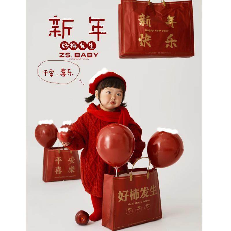 2025新年儿童拍照道具红色手提袋红色麻花毛衣服装帽子围巾红气球