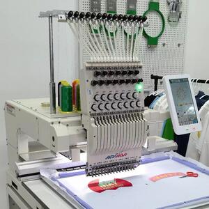 绣花机直销启鸿智能化小型电脑绣花机多功能电脑绣花机