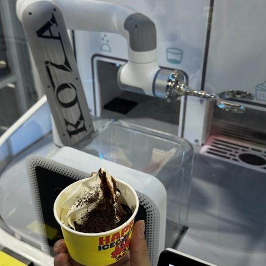 雪糕机冰淇淋机六轴机器人冰淇淋贩卖机会做雪糕的机器人