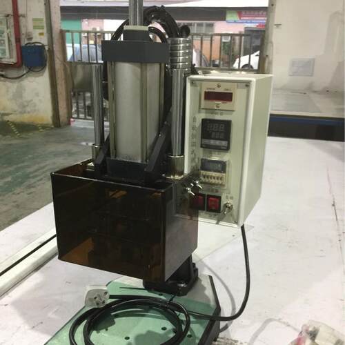 小型塑料热铆机 带保护罩 高度可调200mm