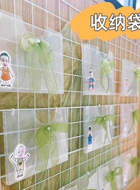 幼儿园阅读区收纳透明袋环创材料倾听墙面展示袋作品收纳布置装饰