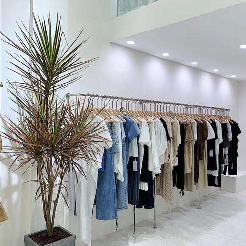 服装展示架上墙挂衣架女装店创意悬挂式服装架落地式金色靠墙架