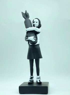 拥抱炸弹的女孩雕像树脂摆件现代艺术桌面装饰工艺品 Bomb Hugger